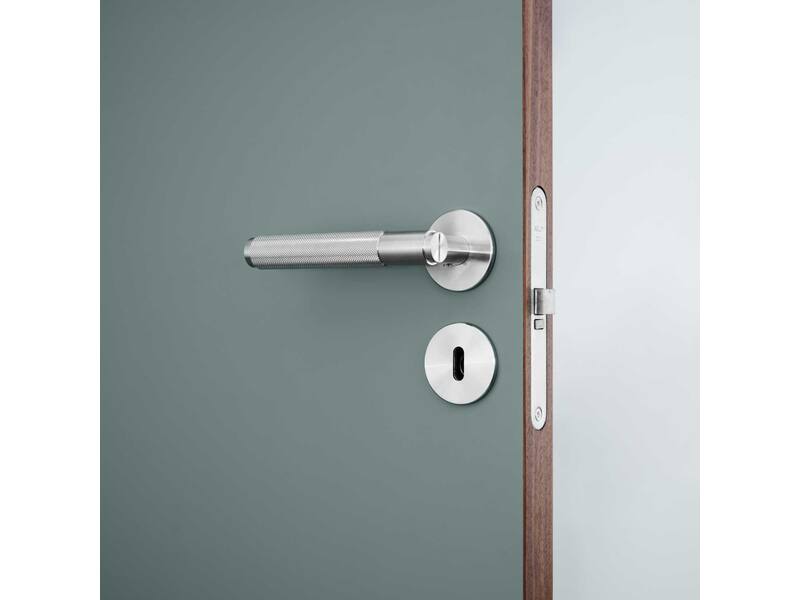 Deurkruk Cross RVS diamond-cut op ronde verende rozet 145mm